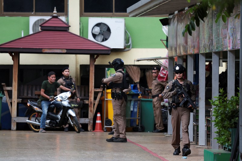 Seorang anggota polisi Thailand berjalan di area Sekolah Debsirin Nonthaburi setelah insiden penembakan di sekolah tersebut yang terletak di distrik Bang Kruai, Provinsi Nonthaburi, di pinggiran Bangkok, Thailand, pada 7 Agustus 2026. (REUTERS/Chalinee Thirasupa)