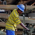 Seorang pekerja sedang bekerja di fasilitas konsentrator tembaga milik perusahaan pertambangan negara Kongo, Gecamines, di lokasi operasi Kambove, Provinsi Katanga bagian selatan, pada 31 Januari 2013. (REUTERS/Jonny Hogg/File Foto)