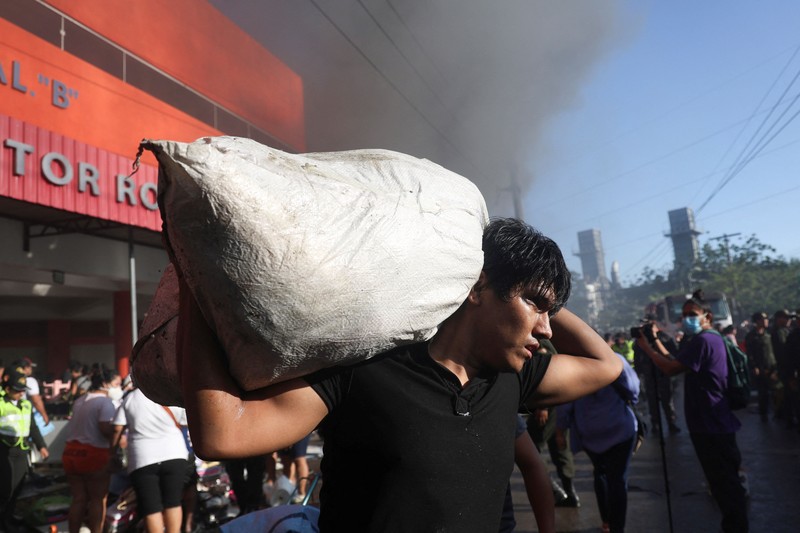 Tampilan dari drone yang memperlihatkan petugas darurat sedang menangani kebakaran di pasar Feria Barrio Lindo, Santa Cruz, Bolivia, pada 6 Agustus 2026. (REUTERS/Ipa Ibanez)