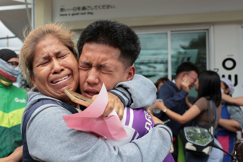Seorang anggota polisi Thailand berjalan di area Sekolah Debsirin Nonthaburi setelah insiden penembakan di sekolah tersebut yang terletak di distrik Bang Kruai, Provinsi Nonthaburi, di pinggiran Bangkok, Thailand, pada 7 Agustus 2026. (REUTERS/Chalinee Thirasupa)
