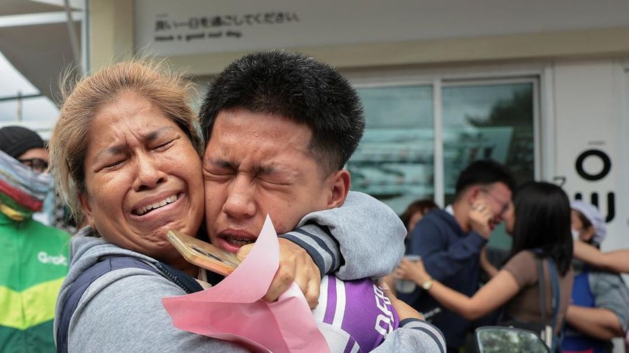 Seorang siswa bereaksi saat bertemu kerabatnya setelah dievakuasi dari Sekolah Debsirin Nonthaburi, menyusul insiden penembakan di sekolah tersebut, di distrik Bang Kruai, Provinsi Nonthaburi, di pinggiran Bangkok, Thailand, pada 7 Agustus 2026.