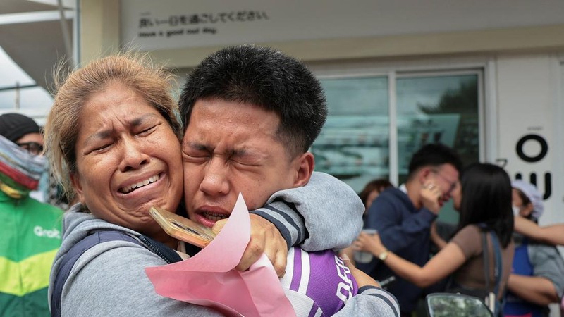 Seorang siswa bereaksi saat bertemu kerabatnya setelah dievakuasi dari Sekolah Debsirin Nonthaburi, menyusul insiden penembakan di sekolah tersebut, di distrik Bang Kruai, Provinsi Nonthaburi, di pinggiran Bangkok, Thailand, pada 7 Agustus 2026.