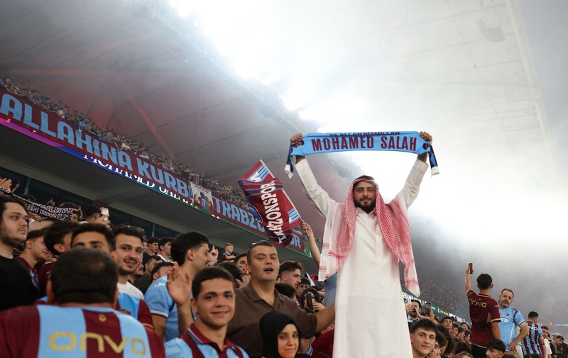 Presiden Trabzonspor, Ertugrul Dogan, berjabat tangan dengan rekrutan anyar Mohamed Salah saat acara perkenalan resmi di Stadion Papara Park, Trabzon, Turki, Kamis (6/8/2026). (REUTERS/Umit Bektas)