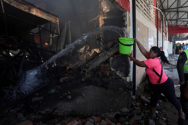Tampilan dari drone yang memperlihatkan petugas darurat sedang menangani kebakaran di pasar Feria Barrio Lindo, Santa Cruz, Bolivia, pada 6 Agustus 2026. (REUTERS/Ipa Ibanez)