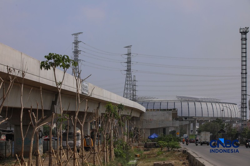 Suasana pengerjaan area proyek pembangunan Jalan Tol Harbour Road II (HBR II) di kawasan Tanjung Priok, Jakarta, Jumat (7/8/2026). (CNBC Indonesia/Faisal Rahman)