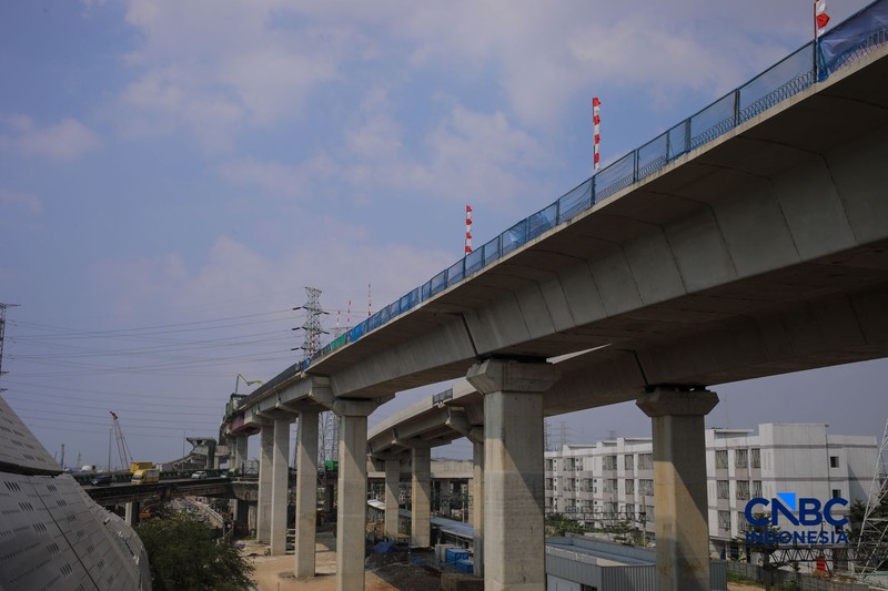 Suasana pengerjaan area proyek pembangunan Jalan Tol Harbour Road II (HBR II) di kawasan Tanjung Priok, Jakarta, Jumat (7/8/2026). (CNBC Indonesia/Faisal Rahman)