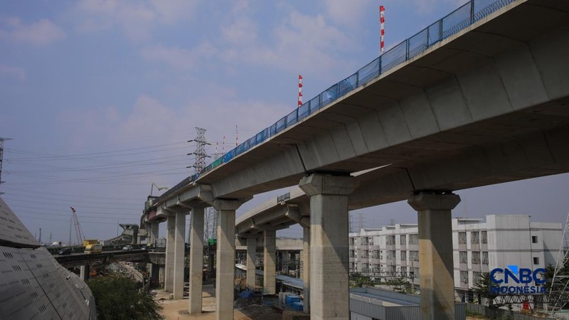 Suasana pengerjaan area proyek pembangunan Jalan Tol Harbour Road II (HBR II) di kawasan Tanjung Priok, Jakarta, Jumat (7/8/2026). (CNBC Indonesia/Faisal Rahman)
