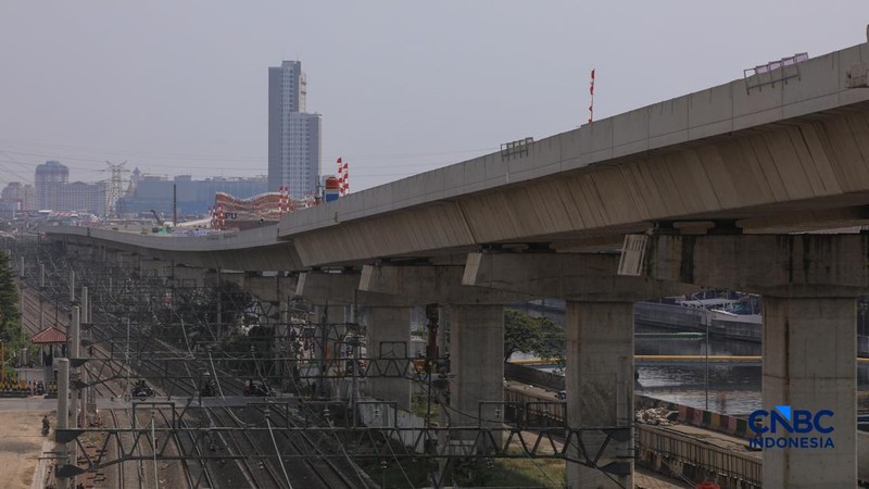 Suasana pengerjaan area proyek pembangunan Jalan Tol Harbour Road II (HBR II) di kawasan Tanjung Priok, Jakarta, Jumat (7/8/2026). (CNBC Indonesia/Faisal Rahman)