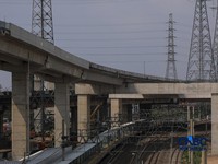 Suasana pengerjaan area proyek pembangunan Jalan Tol Harbour Road II (HBR II) di kawasan Tanjung Priok, Jakarta, Jumat (7/8/2026). (CNBC Indonesia/Faisal Rahman)