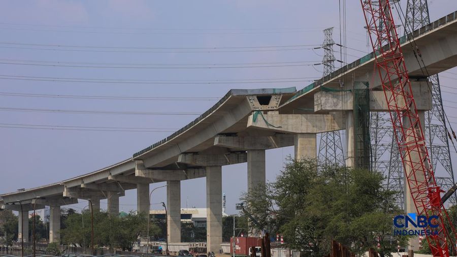 Suasana pengerjaan area proyek pembangunan Jalan Tol Harbour Road II (HBR II) di kawasan Tanjung Priok, Jakarta, Jumat (7/8/2026).