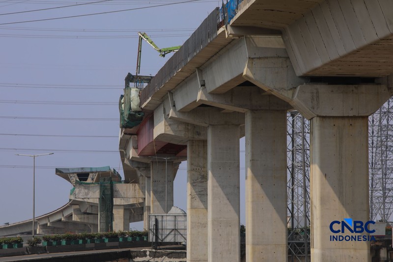 Suasana pengerjaan area proyek pembangunan Jalan Tol Harbour Road II (HBR II) di kawasan Tanjung Priok, Jakarta, Jumat (7/8/2026). (CNBC Indonesia/Faisal Rahman)