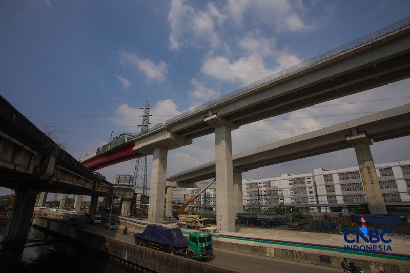 Suasana pengerjaan area proyek pembangunan Jalan Tol Harbour Road II (HBR II) di kawasan Tanjung Priok, Jakarta, Jumat (7/8/2026). (CNBC Indonesia/Faisal Rahman)