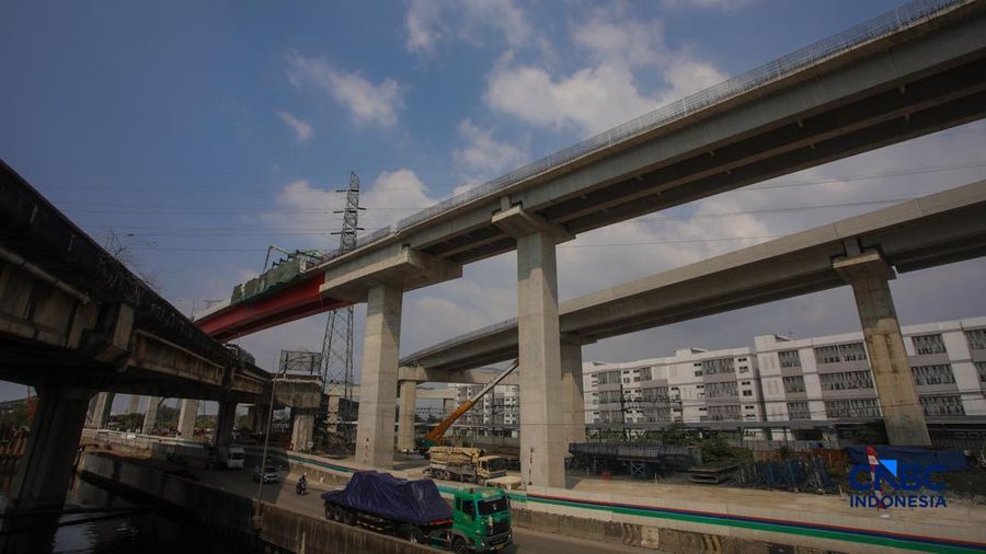 Suasana pengerjaan area proyek pembangunan Jalan Tol Harbour Road II (HBR II) di kawasan Tanjung Priok, Jakarta, Jumat (7/8/2026). (CNBC Indonesia/Faisal Rahman)