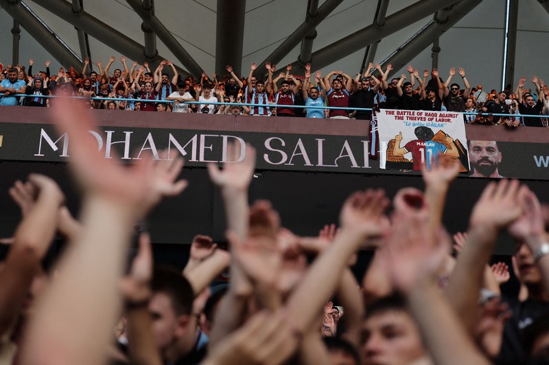 Presiden Trabzonspor, Ertugrul Dogan, berjabat tangan dengan rekrutan anyar Mohamed Salah saat acara perkenalan resmi di Stadion Papara Park, Trabzon, Turki, Kamis (6/8/2026). (REUTERS/Umit Bektas)