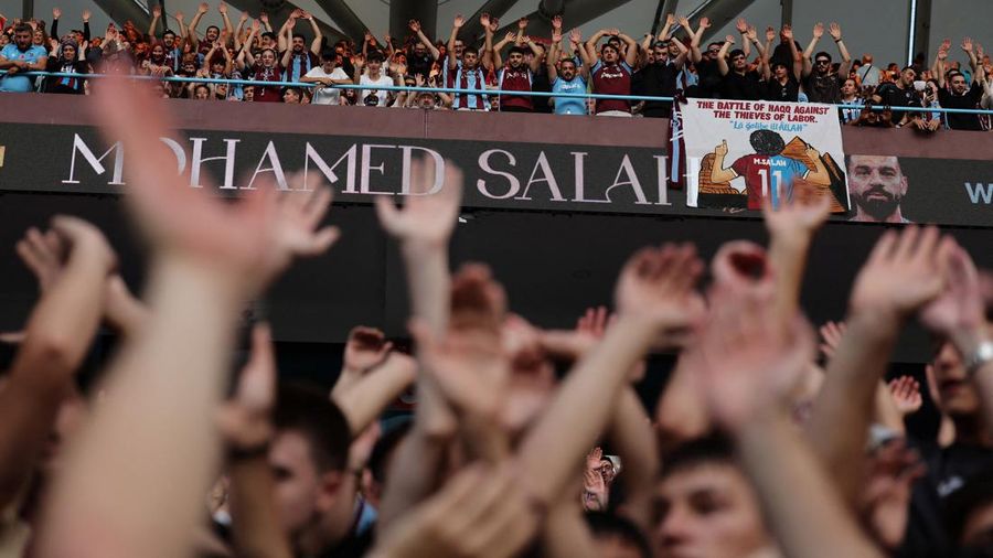Suporter Trabzonspor memenuhi Papara Park sambil membentangkan spanduk bergambar Mohamed Salah menjelang acara perkenalan resmi penyerang asal Mesir itu sebagai pemain baru klub Turki tersebut, Kamis (6/8/2026).