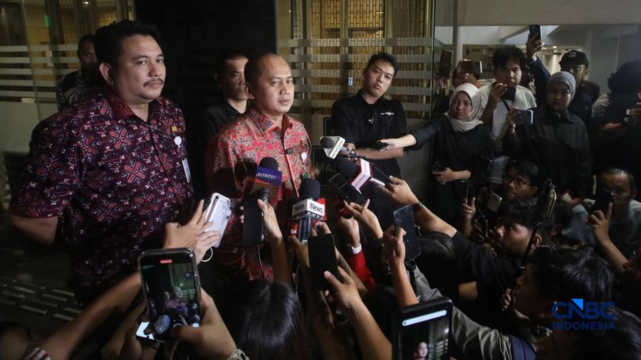 Tersangka kasus dugaan Tindak Pidana Pencucian Uang (TPPU) yang merupakan mantan Jampidsus Febrie Adriansyah berjalan menuju mobil tahanan usai menjalani pemeriksaan di Gedung Utama Kejaksaan Agung (Kejagung), Jakarta, Jumat (7/8/2026). Tersangka kasus dugaan Tindak Pidana Pencucian Uang (TPPU) yang merupakan mantan Jampidsus Febrie Adriansyah berjalan menuju mobil tahanan usai menjalani pemeriksaan di Gedung Utama Kejaksaan Agung (Kejagung), Jakarta, Jumat (7/8/2026). (CNBC Indones