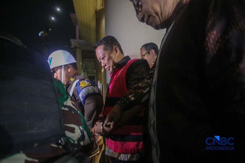 Tersangka kasus dugaan Tindak Pidana Pencucian Uang (TPPU) yang merupakan mantan Jampidsus Febrie Adriansyah berjalan menuju mobil tahanan usai menjalani pemeriksaan di Gedung Utama Kejaksaan Agung (Kejagung), Jakarta, Jumat (7/8/2026). (CNBC Indonesia/Faisal Rahman)