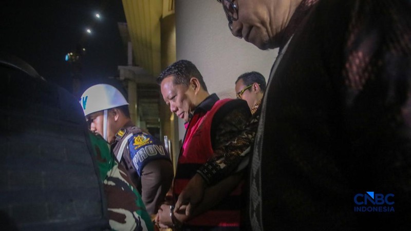 Tersangka kasus dugaan Tindak Pidana Pencucian Uang (TPPU) yang merupakan mantan Jampidsus Febrie Adriansyah berjalan menuju mobil tahanan usai menjalani pemeriksaan di Gedung Utama Kejaksaan Agung (Kejagung), Jakarta, Jumat (7/8/2026). (CNBC Indones