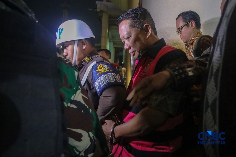 Tersangka kasus dugaan Tindak Pidana Pencucian Uang (TPPU) yang merupakan mantan Jampidsus Febrie Adriansyah berjalan menuju mobil tahanan usai menjalani pemeriksaan di Gedung Utama Kejaksaan Agung (Kejagung), Jakarta, Jumat (7/8/2026). (CNBC Indonesia/Faisal Rahman)