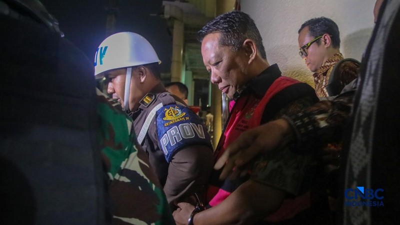 Tersangka kasus dugaan Tindak Pidana Pencucian Uang (TPPU) yang merupakan mantan Jampidsus Febrie Adriansyah berjalan menuju mobil tahanan usai menjalani pemeriksaan di Gedung Utama Kejaksaan Agung (Kejagung), Jakarta, Jumat (7/8/2026). (CNBC Indones