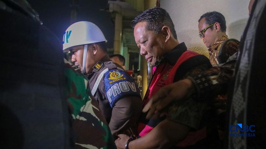 Tersangka kasus dugaan Tindak Pidana Pencucian Uang (TPPU) yang merupakan mantan Jampidsus Febrie Adriansyah berjalan menuju mobil tahanan usai menjalani pemeriksaan di Gedung Utama Kejaksaan Agung (Kejagung), Jakarta, Jumat (7/8/2026). Tersangka kasus dugaan Tindak Pidana Pencucian Uang (TPPU) yang merupakan mantan Jampidsus Febrie Adriansyah berjalan menuju mobil tahanan usai menjalani pemeriksaan di Gedung Utama Kejaksaan Agung (Kejagung), Jakarta, Jumat (7/8/2026). (CNBC Indones