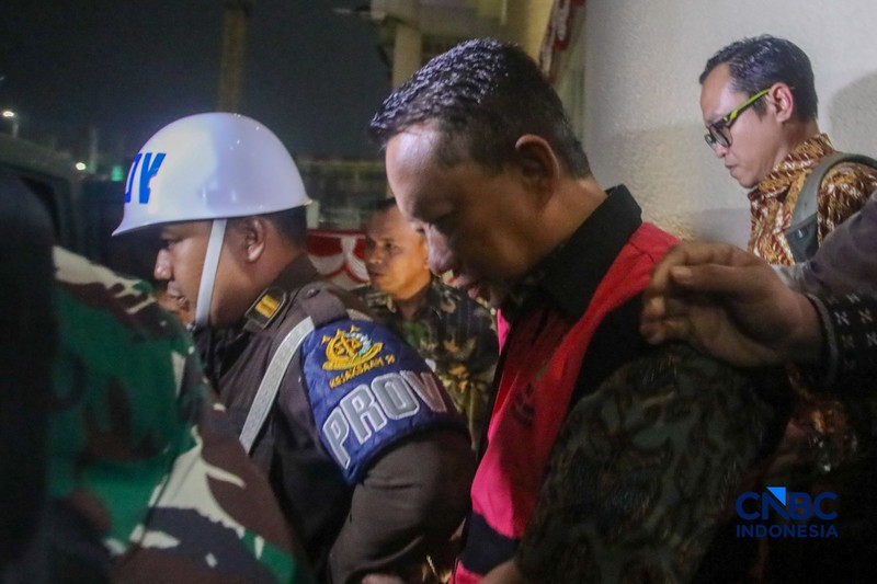Tersangka kasus dugaan Tindak Pidana Pencucian Uang (TPPU) yang merupakan mantan Jampidsus Febrie Adriansyah berjalan menuju mobil tahanan usai menjalani pemeriksaan di Gedung Utama Kejaksaan Agung (Kejagung), Jakarta, Jumat (7/8/2026). (CNBC Indonesia/Faisal Rahman)