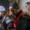 Tersangka kasus dugaan Tindak Pidana Pencucian Uang (TPPU) yang merupakan mantan Jampidsus Febrie Adriansyah berjalan menuju mobil tahanan usai menjalani pemeriksaan di Gedung Utama Kejaksaan Agung (Kejagung), Jakarta, Jumat (7/8/2026). (CNBC Indones