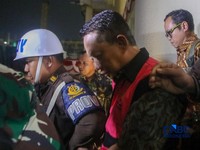 Tersangka kasus dugaan Tindak Pidana Pencucian Uang (TPPU) yang merupakan mantan Jampidsus Febrie Adriansyah berjalan menuju mobil tahanan usai menjalani pemeriksaan di Gedung Utama Kejaksaan Agung (Kejagung), Jakarta, Jumat (7/8/2026). (CNBC Indones