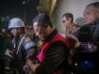 Tersangka kasus dugaan Tindak Pidana Pencucian Uang (TPPU) yang merupakan mantan Jampidsus Febrie Adriansyah berjalan menuju mobil tahanan usai menjalani pemeriksaan di Gedung Utama Kejaksaan Agung (Kejagung), Jakarta, Jumat (7/8/2026). (CNBC Indones
