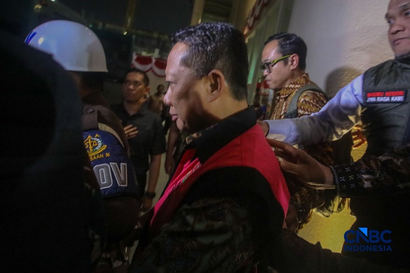 Tersangka kasus dugaan Tindak Pidana Pencucian Uang (TPPU) yang merupakan mantan Jampidsus Febrie Adriansyah berjalan menuju mobil tahanan usai menjalani pemeriksaan di Gedung Utama Kejaksaan Agung (Kejagung), Jakarta, Jumat (7/8/2026). (CNBC Indonesia/Faisal Rahman)