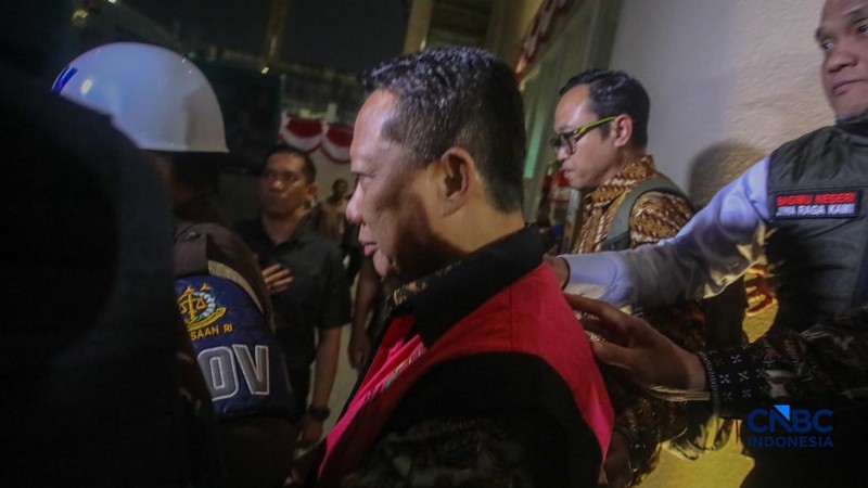 Tersangka kasus dugaan Tindak Pidana Pencucian Uang (TPPU) yang merupakan mantan Jampidsus Febrie Adriansyah berjalan menuju mobil tahanan usai menjalani pemeriksaan di Gedung Utama Kejaksaan Agung (Kejagung), Jakarta, Jumat (7/8/2026). (CNBC Indones
