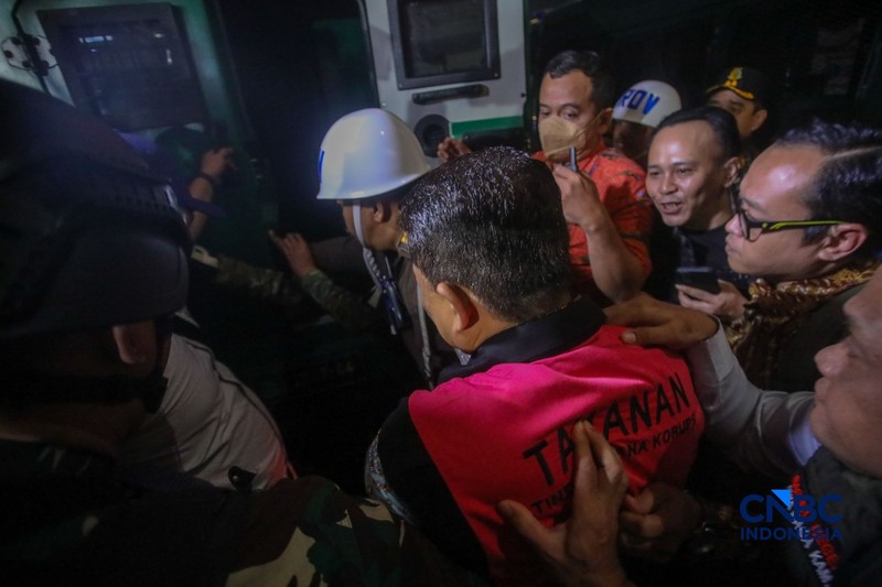 Tersangka kasus dugaan Tindak Pidana Pencucian Uang (TPPU) yang merupakan mantan Jampidsus Febrie Adriansyah berjalan menuju mobil tahanan usai menjalani pemeriksaan di Gedung Utama Kejaksaan Agung (Kejagung), Jakarta, Jumat (7/8/2026). (CNBC Indonesia/Faisal Rahman)