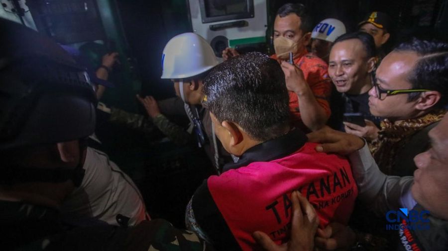 Tersangka kasus dugaan Tindak Pidana Pencucian Uang (TPPU) yang merupakan mantan Jampidsus Febrie Adriansyah berjalan menuju mobil tahanan usai menjalani pemeriksaan di Gedung Utama Kejaksaan Agung (Kejagung), Jakarta, Jumat (7/8/2026). Tersangka kasus dugaan Tindak Pidana Pencucian Uang (TPPU) yang merupakan mantan Jampidsus Febrie Adriansyah berjalan menuju mobil tahanan usai menjalani pemeriksaan di Gedung Utama Kejaksaan Agung (Kejagung), Jakarta, Jumat (7/8/2026). (CNBC Indones