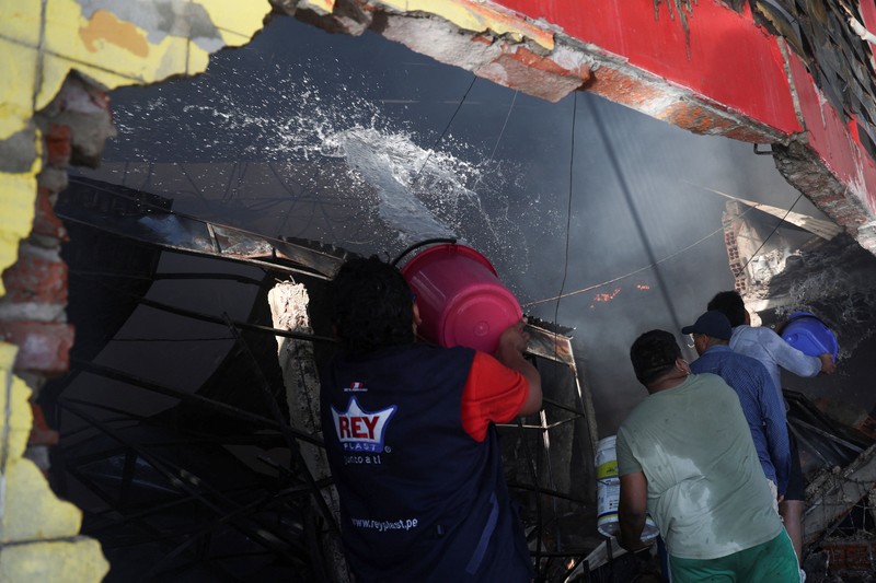 Tampilan dari drone yang memperlihatkan petugas darurat sedang menangani kebakaran di pasar Feria Barrio Lindo, Santa Cruz, Bolivia, pada 6 Agustus 2026. (REUTERS/Ipa Ibanez)