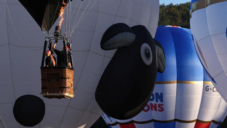 Balon udara panas terbang saat peluncuran massal di acara tahunan Bristol International Balloon Fiesta, Bristol, Inggris, 8 Agustus 2026.