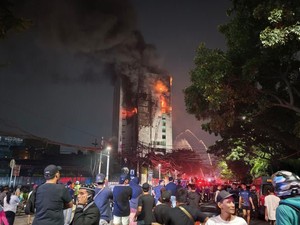 Jl Abdul Muis Ditutup hingga Pemadaman Kebakaran Gedung Bapenda DKI Selesai