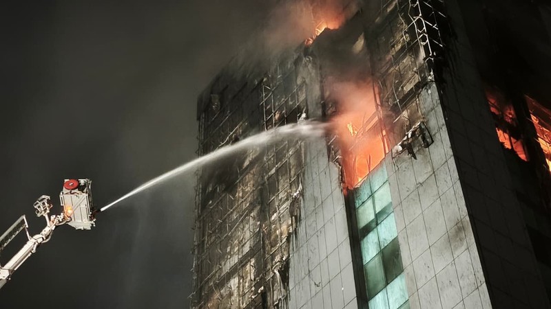 Kebakaran melanda Gedung Badan Pendapatan Daerah (Bapenda) DKI Jakarta di Gambir, Jakarta Pusat, sejak Jumat (7/8/2026) malam. (Dok. Detikcom/Ronaldo)