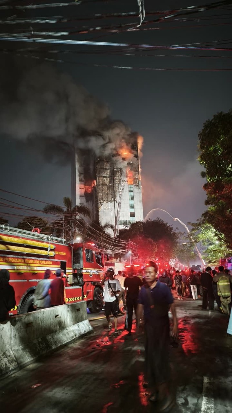 Kebakaran melanda Gedung Badan Pendapatan Daerah (Bapenda) DKI Jakarta di Gambir, Jakarta Pusat, sejak Jumat (7/8/2026) malam. (Dok. Detikcom/Ronaldo)