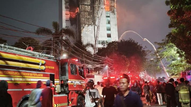 Kebakaran melanda Gedung Badan Pendapatan Daerah (Bapenda) DKI Jakarta di Gambir, Jakarta Pusat, sejak Jumat (7/8/2026) malam.