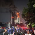 Kebakaran melanda Gedung Badan Pendapatan Daerah (Bapenda) DKI Jakarta di Gambir, Jakarta Pusat, sejak Jumat (7/8/2026) malam. (Dok. Detikcom/Ronaldo)