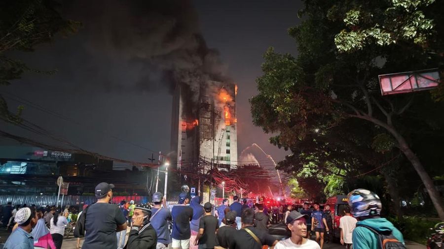 Kebakaran melanda Gedung Badan Pendapatan Daerah (Bapenda) DKI Jakarta di Gambir, Jakarta Pusat, sejak Jumat (7/8/2026) malam. (Dok. Detikcom/Ronaldo)