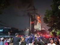 Kebakaran melanda Gedung Badan Pendapatan Daerah (Bapenda) DKI Jakarta di Gambir, Jakarta Pusat, sejak Jumat (7/8/2026) malam. (Dok. Detikcom/Ronaldo)