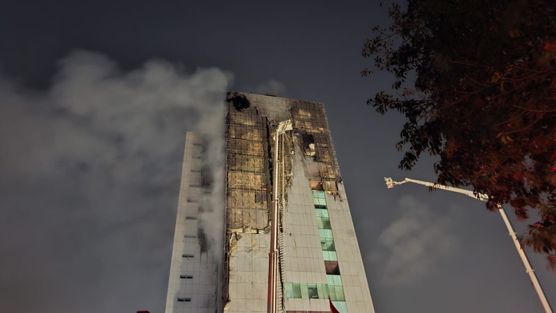 Kebakaran melanda Gedung Badan Pendapatan Daerah (Bapenda) DKI Jakarta di Gambir, Jakarta Pusat, sejak Jumat (7/8/2026) malam. (Dok. Detikcom/Ronaldo)