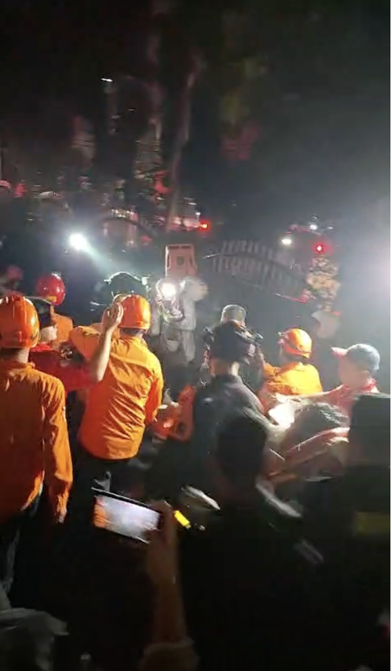 Kebakaran melanda Gedung Badan Pendapatan Daerah (Bapenda) DKI Jakarta di Gambir, Jakarta Pusat, sejak Jumat (7/8/2026) malam. (Dok. Detikcom/Ronaldo)