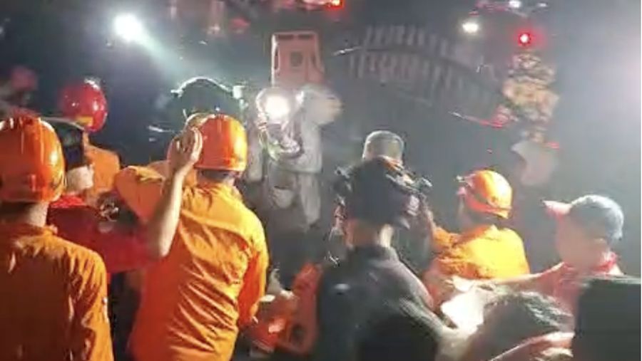 Kebakaran melanda Gedung Badan Pendapatan Daerah (Bapenda) DKI Jakarta di Gambir, Jakarta Pusat, sejak Jumat (7/8/2026) malam.