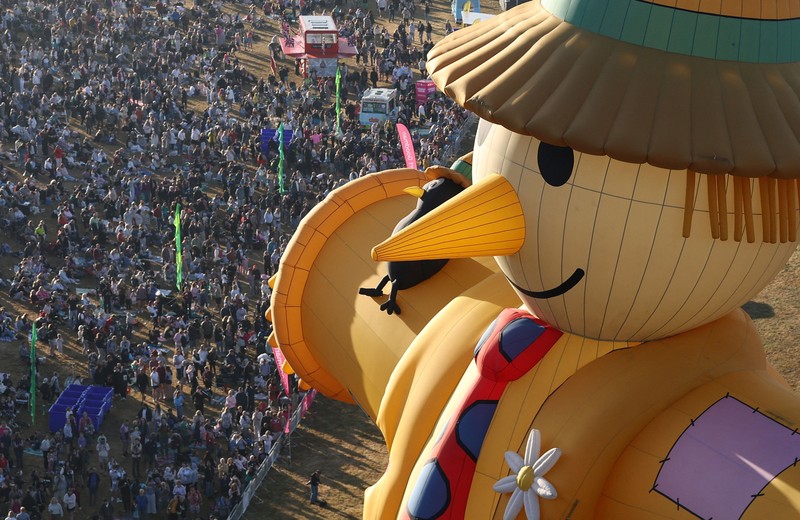 Warga menyaksikan balon udara terbang saat peluncuran massal di acara tahunan Bristol International Balloon Fiesta di Bristol, Inggris, pada 8 Agustus 2026. (REUTERS/Toby Melville)