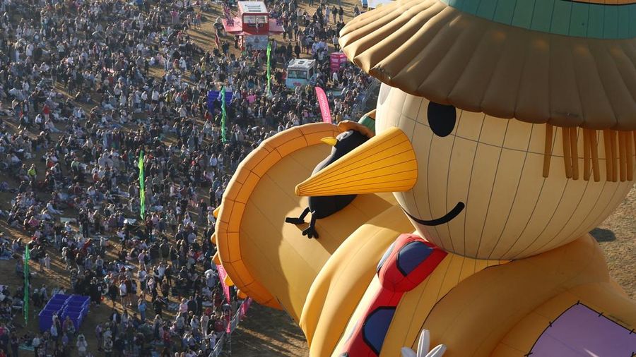 Kerumunan orang menyaksikan balon udara lepas landas dalam peluncuran massal di acara tahunan Bristol International Balloon Fiesta di Bristol, Inggris, pada 8 Agustus 2026.