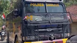 Senyum Warga Cibaregbeg Sambut Water Cannon Pembawa Air Bersih