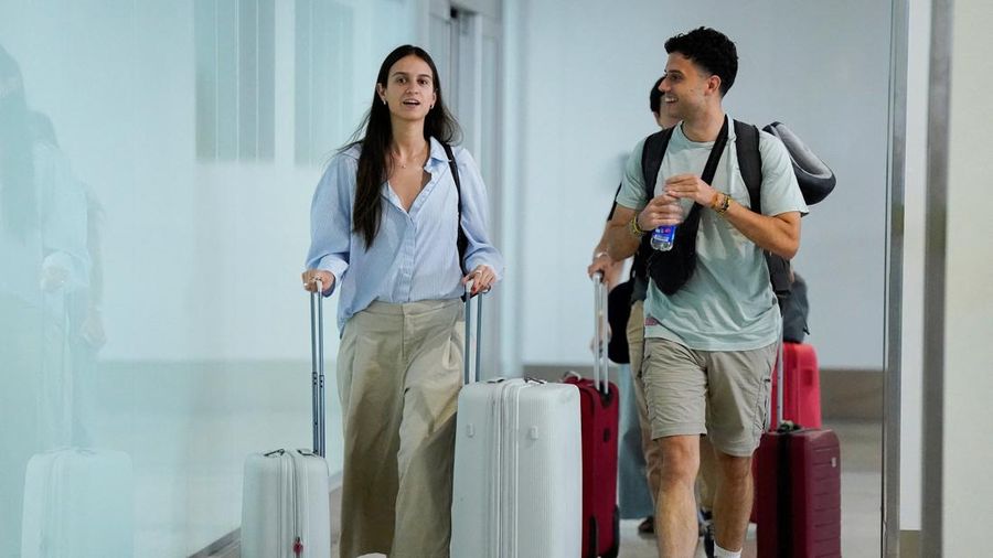 Orang-orang tiba di Bandara Adolfo Suarez Madrid–Barajas setelah pemerintah Spanyol menyatakan akan memberlakukan pemeriksaan perbatasan bagi penerbangan dan kapal dari Italia—mulai tengah malam hari Sabtu hingga 7 September—di tengah sengketa mengenai migrasi ilegal, di Madrid, Spanyol, pada 8 Agustus 2026.