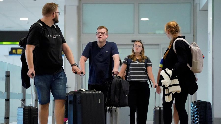Orang-orang tiba di Bandara Adolfo Suarez Madrid–Barajas setelah pemerintah Spanyol menyatakan akan memberlakukan pemeriksaan perbatasan bagi penerbangan dan kapal dari Italia—mulai tengah malam hari Sabtu hingga 7 September—di tengah sengketa mengenai migrasi ilegal, di Madrid, Spanyol, pada 8 Agustus 2026.
